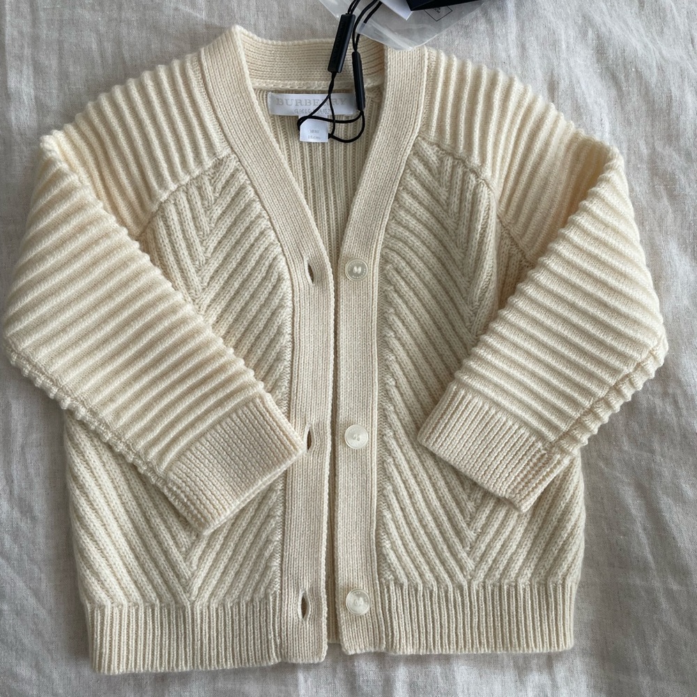 BURBERRY - cardigan with white t-shirt set